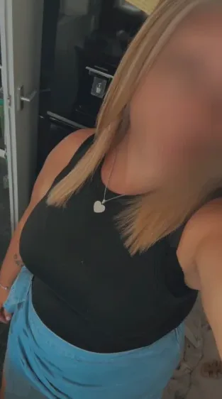 Isabella, 28