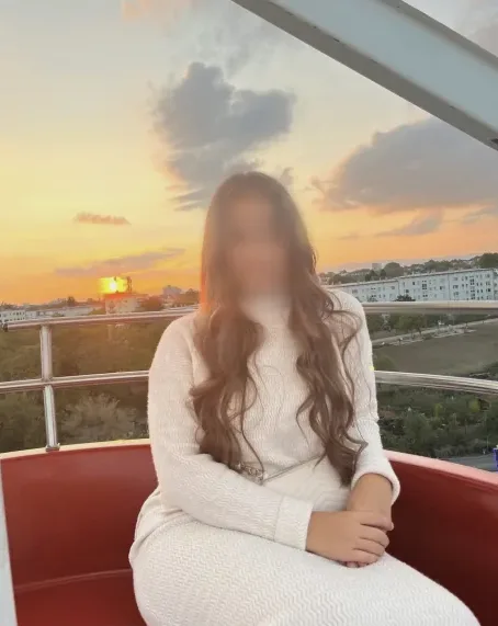 Sandra, 19